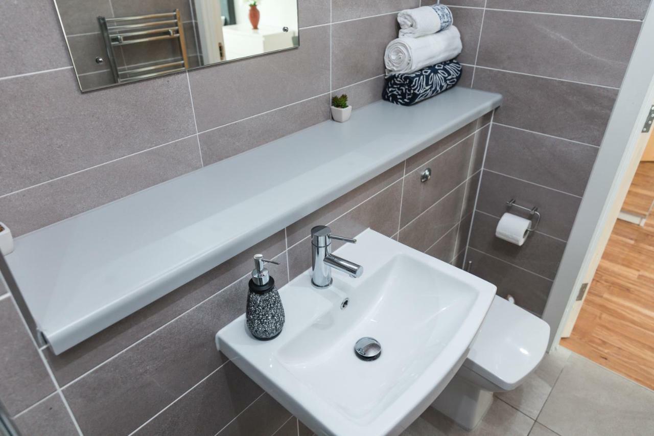 Studio Apartments Free Street Parking Subject To Availability Manchester Exterior foto